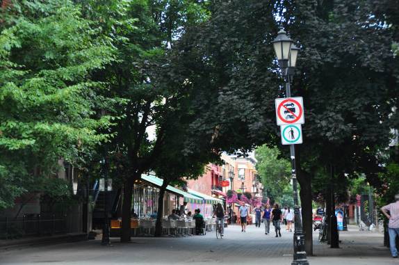 Charmosa rua para pedestres no bairro Plateau Mont Royal, em Montreal, no Canadá
